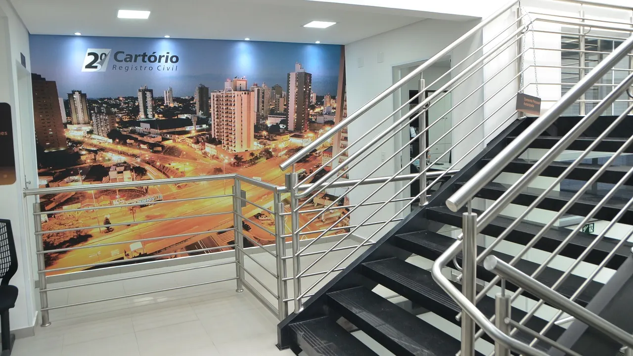 Escada com painel da cidade de Jundiaí