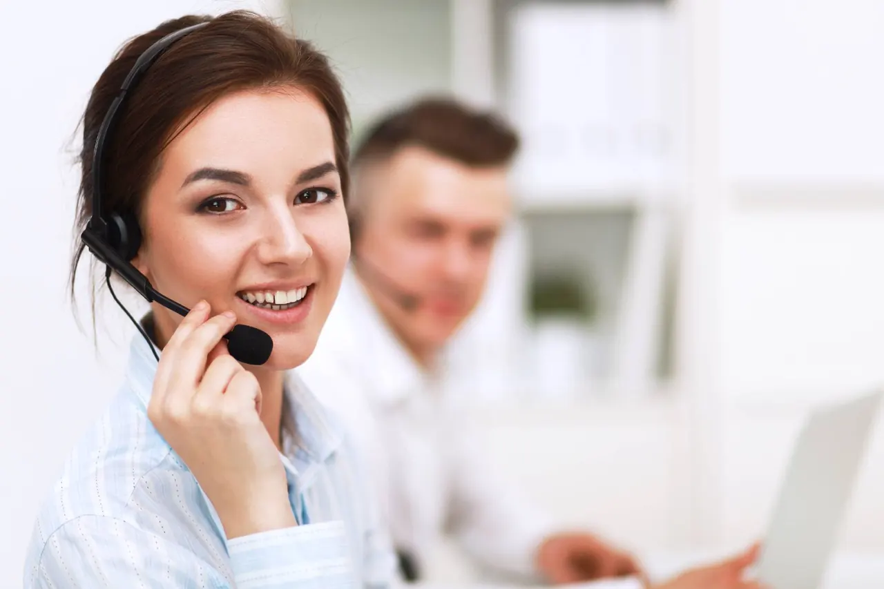 Atendente com fone de ouvido, sorrindo